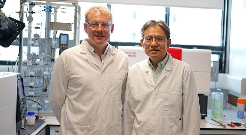 Grant Budge (left) and Professor Yulong Ding, (right) University of Birmingham.