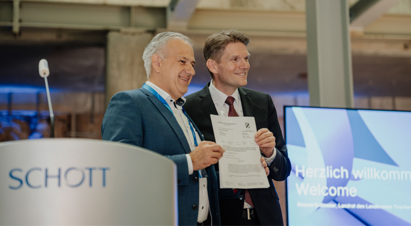 From left to right: District Administrator Roland Grillmeier hands over the permit for the new electric melting tank to Schott CEO Dr Torsten Derr. (Photo: Schott / Dominik Garban)